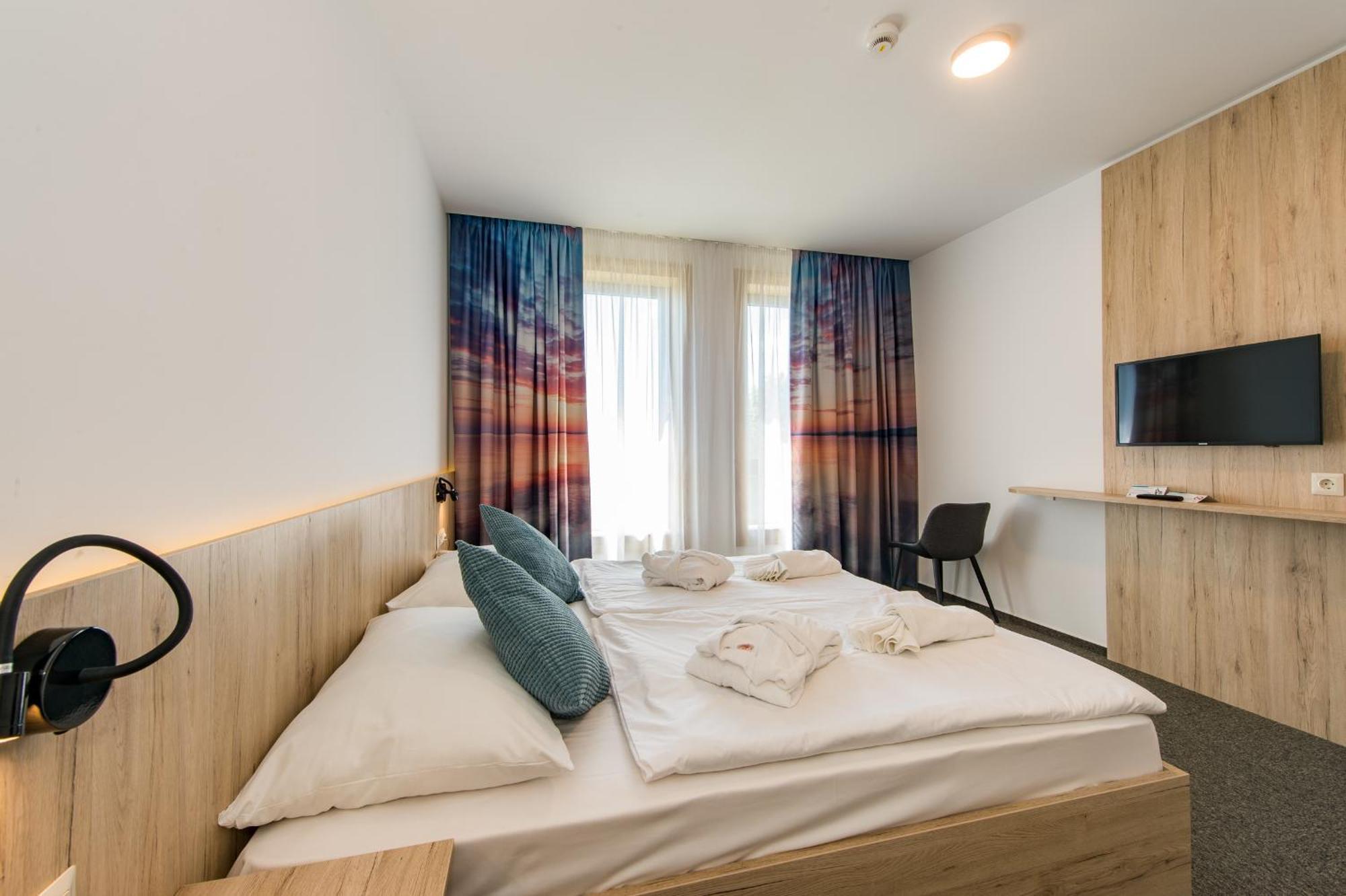 Akademia Hotel Балатонфюред Екстер'єр фото